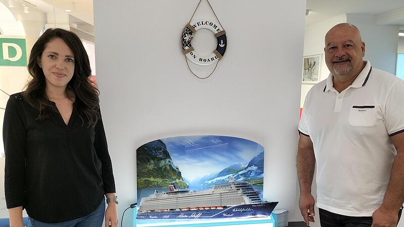 Michaela Hergenr&ouml;der und Helmut Hertel beraten Reiselustige, die eine Kreuzfahrt planen.