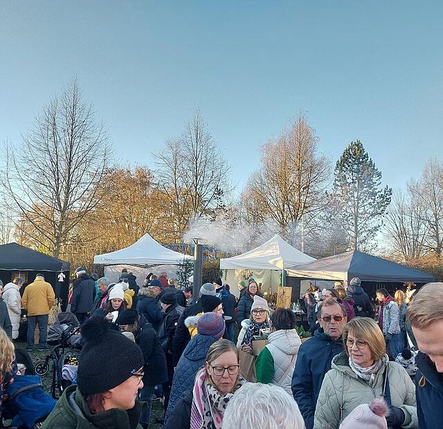 Zahlreiche Gäste schlenderten zwischen den Buden in Etzelskirchen, um zu schauen und zu genießen.
