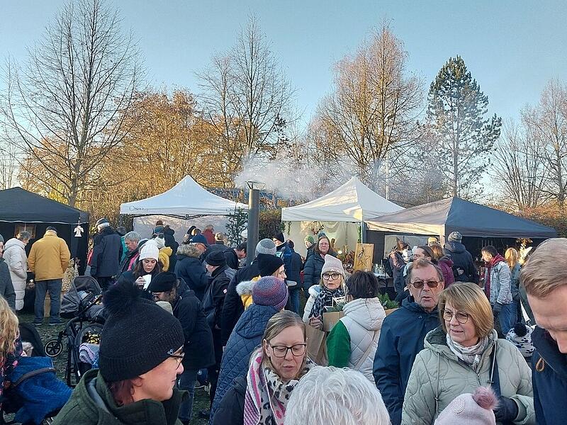 Zahlreiche Gäste schlenderten zwischen den Buden in Etzelskirchen, um zu schauen und zu genießen.