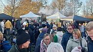 Zahlreiche Gäste schlenderten zwischen den Buden in Etzelskirchen, um zu schauen und zu genießen.