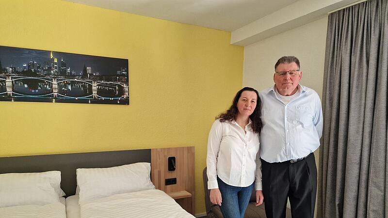 Jürgen Bohn und Luz Aidee Gutierrez Suarez in einem der neu gestalteten Zimmer des „Hotel am Park“.