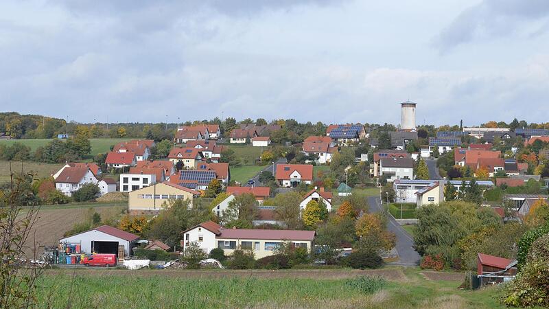 Am Johannesberg, unterhalb des Spielplatzes, soll ein neues Baugebiet entstehen. Allerdings musste die Gemeinde Rannungen vom beschleunigten zum Regelverfahren übergehen. Das bedeutet Zeitverlust und Mehrkosten. Der Bürgermeister schätzt, dass es ...