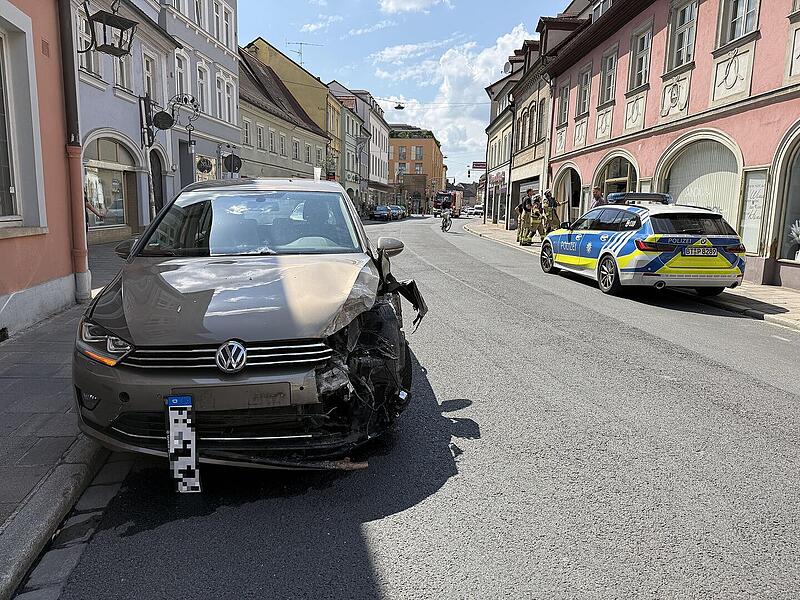 Auto kracht in Schaufenster