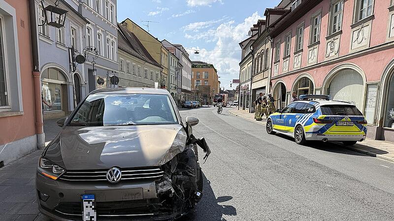 Auto kracht in Schaufenster Auto kracht in Schaufenster