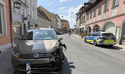 Auto kracht in Schaufenster