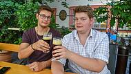 Viele lieben die Bamberger Spezialität: Auch Robin (links) und Marvin schmeckt das Rauchbier vom Schlenkerla. Viele lieben die Bamberger Spezialität: Auch Robin (links) und Marvin schmeckt das Rauchbier vom Schlenkerla.