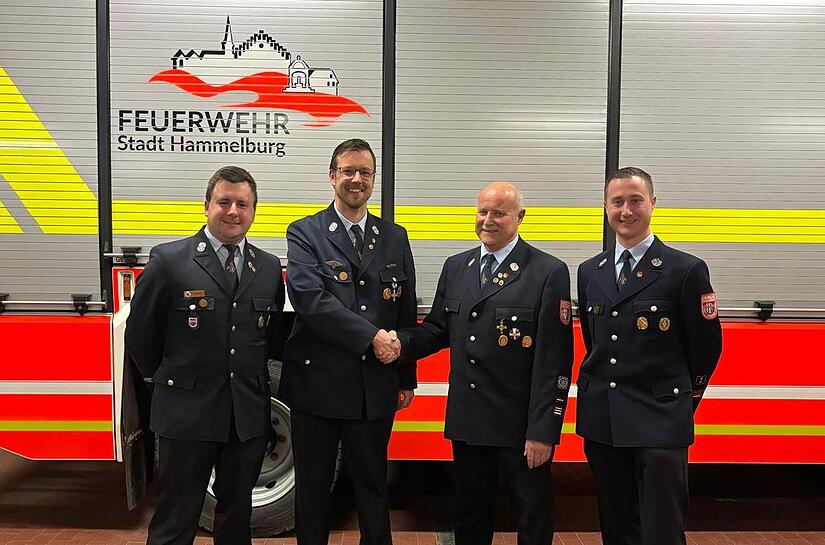 Alexander Dangel übergibt an Walter Emmert (Mitte), der mit Manuel Wurst (l.) und Sebastian Emmert (r.) die Führung der Hammelburger Feuerwehr übernimmt.