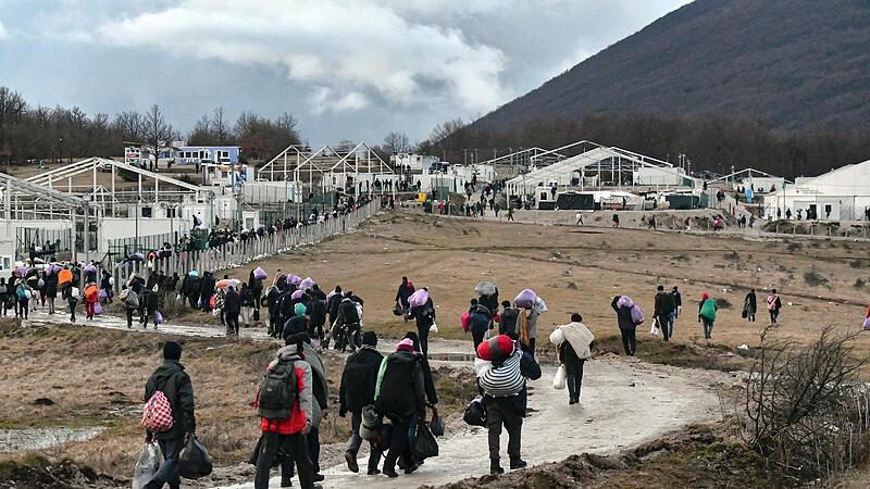 Fl&uuml;chtlinge gehen mit ihren Habseligkeiten zur&uuml;ck zum Lager Lipa, einem Fl&uuml;chtlingslager vor der EU-Au&szlig;engrenze in Bosnien und Herzegowina. Auch in Oberfranken ist zu sp&uuml;ren, dass in der j&uuml;ngsten Zeit wieder mehr Fl&uuml;chtlinge kommen.