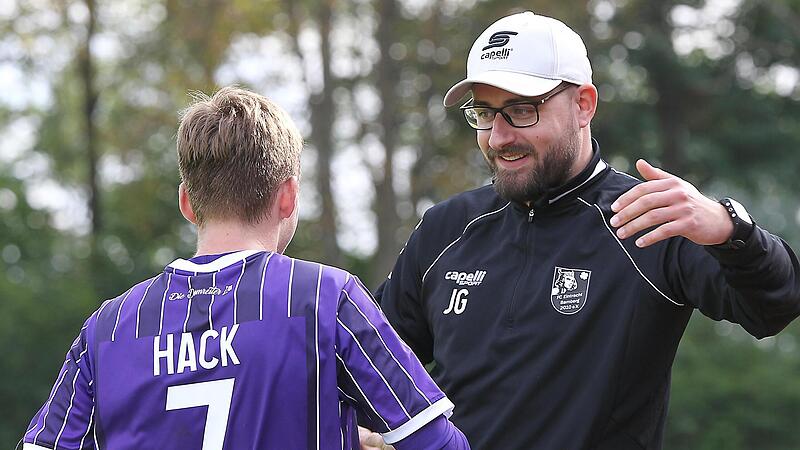 Bestens gelaunt und das zurecht: Trainer Jan Gernlein  und der FC Eintracht  sind seit dem 1. Spieltag ungeschlagen und freuen sich nun auf das Topspiel bei der DJK Gebenbach,