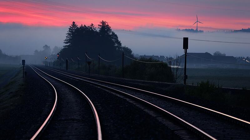 Bahngleise im Morgendunst