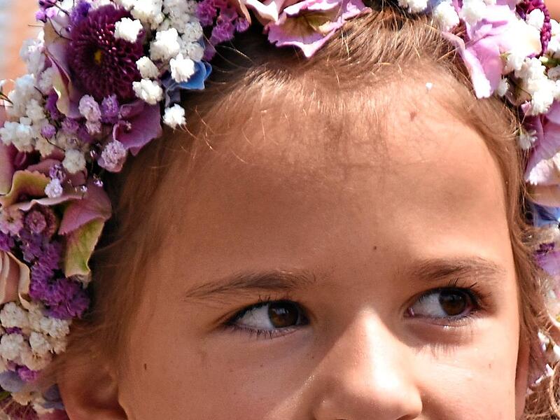Viele Mädchen hatten traditionellen Blumenschmuck im Haar. Viele Mädchen hatten traditionellen Blumenschmuck im Haar.