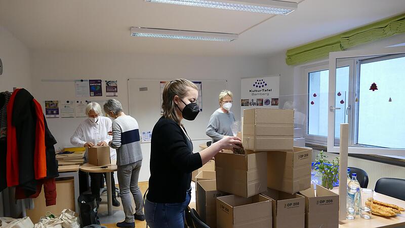 Gleich vier &bdquo;Christkinder&ldquo; verpacken die Fr&uuml;chtebrote der KulturTafel f&uuml;r 50 Kulturschaffende im Raum Bamberg.