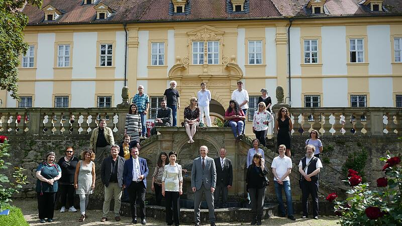 Landrat Wilhelm Schneider mit Teilnehmenden und Verantwortlichen des Kunstpreises 2020 vor Schloss Oberschwappach. Dort sind auch Ausstellungen und die Preisverleihung  geplant.