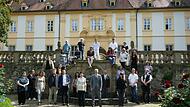 Landrat Wilhelm Schneider mit Teilnehmenden und Verantwortlichen des Kunstpreises 2020 vor Schloss Oberschwappach. Dort sind auch Ausstellungen und die Preisverleihung  geplant.