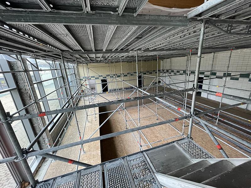 Seit Jahren wartet die Gemeinde darauf, die Bauarbeiten an der Schwimmhalle abschlie&szlig;en zu k&ouml;nnen.