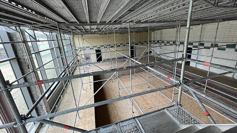 Seit Jahren wartet die Gemeinde darauf, die Bauarbeiten an der Schwimmhalle abschlie&szlig;en zu k&ouml;nnen.