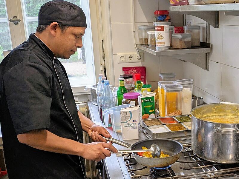 K&uuml;chenchef Nareesh Singh bei der Zubereitung indischer Spezialit&auml;ten