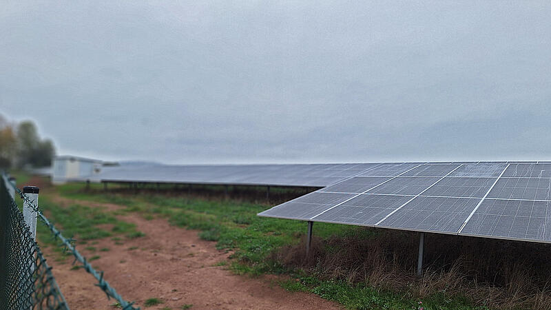 Solarpark Unterleichtersbach: Solarmodule und Stromanschluss