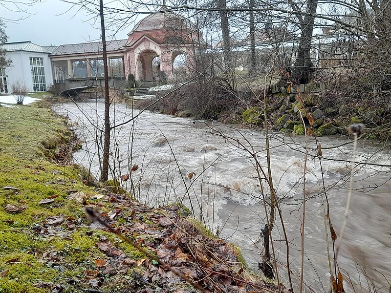 Durch die Schneeschmelze und den anhaltenden Regen haben sich B&auml;che und Fl&uuml;sse in  schokoladenfarbige Wasserstr&ouml;me verwandelt. Im Bad Br&uuml;ckenauer Staatsbad werden Passanten im Schlosspark durch das laute Tosen auf das Flussbett der Sinn aufmerksam. &bdquo;Man kommt sich vor, als ob man am Meer das  typische Rauschen vernimmt. Besonders am Wehr unterhalb der &uuml;berdachten Br&uuml;cke am Wandelhalleneingang ist dieses auffallende Ger&auml;usch zu h&ouml;ren.&ldquo;