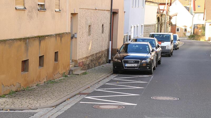 Parkproblematik in der Sulzthaler Hauptstraße. Oft sei kaum mehr Platz zum Einscheren bei Gegenverkehr. Auch die Ausfahrt aus Grundstücken und Seitenstraßen werde immer gefährlicher, hieß es in der Marktgemeinderatssitzung.