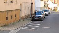 Parkproblematik in der Sulzthaler Hauptstraße. Oft sei kaum mehr Platz zum Einscheren bei Gegenverkehr. Auch die Ausfahrt aus Grundstücken und Seitenstraßen werde immer gefährlicher, hieß es in der Marktgemeinderatssitzung.