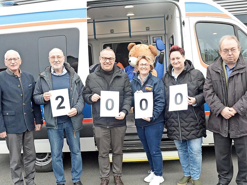 Bei den Spenden&uuml;bergaben, von links: Stellvertretender Vorsitzender Hans Joachim Maier, Peter Witton, Frank Schuberth, Silke Tannh&auml;user, Julia Bauer, J&uuml;rgen H. Ultsch