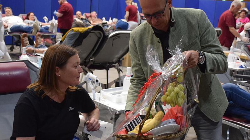 Mit ihr hat Landrat Christian Mei&szlig;ner seine Wette offiziell verloren: Sabine Kargoll aus Grundfeld war 1000. Spenderin.