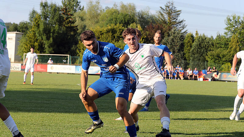 Niklas Tscherner (links) und der FC Oberhaid zogen bei Lucas Sch&uuml;lers SG Lichteneiche souver&auml;n in die zweite Runde ein.