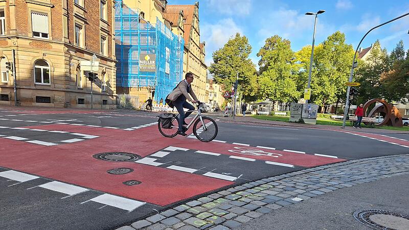 Bei der Sanierung der Markusplatz-Kreuzung wurden die verschiedenfarbigen Markierungen entfernt.