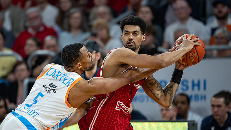 Baskets-Kapit&auml;n Ibi Watson (mit Ball) musste mit seinem Team gegen Chris Carter & Co. hart um den Heimsieg k&auml;mpfen.