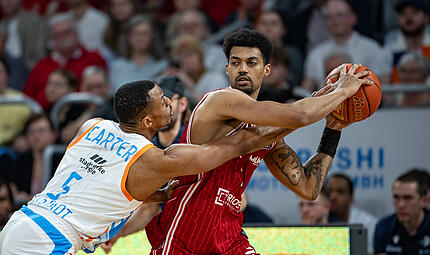 Baskets-Kapit&auml;n Ibi Watson (mit Ball) musste mit seinem Team gegen Chris Carter & Co. hart um den Heimsieg k&auml;mpfen.