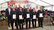 Ausgezeichnet wurden (von links) Benedikt Kiendl, Christian Heinlein, Josef Lang, Alexander Heinlein und Martin Prechtl für ihren 25-jährigen aktiven Dienst in der Feuerwehr. Landrat Klaus Löffler und Kreisbrandrat Frank Fischer führten die staatl...