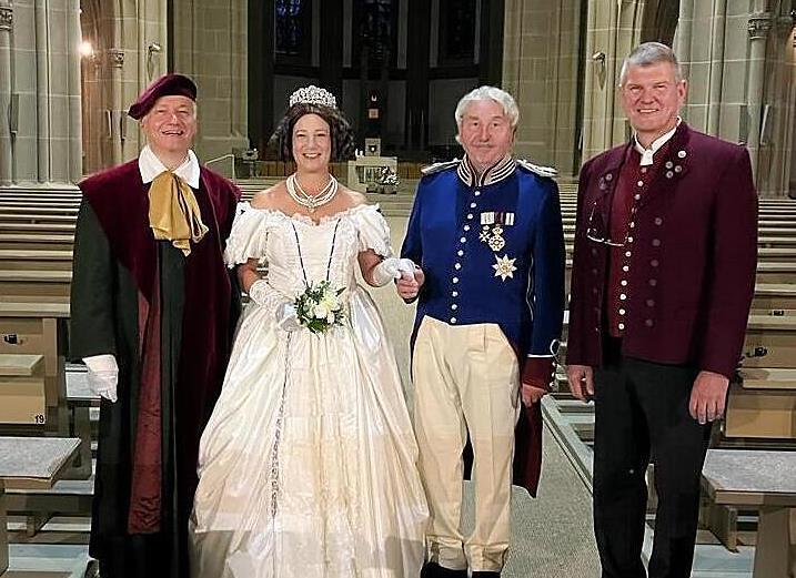 Gioachino Rossini, präsentiert von Burkhard Ascherl (links), Königin Therese (Sabine Rustler), Ludwig I. ( Florin Binder) und Hans-Jörg Rustler (Moderation).