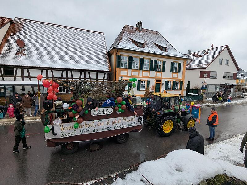 Ganz sch&ouml;n was los in Geisfeld: alle Impressionen vom Faschingsumzug!