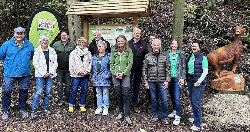 Beeindruckt von der neuen Station „Waldzauber-Bilder“ und der Holzfigur „Mufflon“: Die Macher, Unterstützer und Initiatorinnen des Naturerlebnisweges Melkendorf.