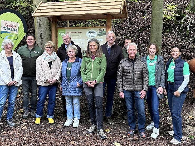 Beeindruckt von der neuen Station „Waldzauber-Bilder“ und der Holzfigur „Mufflon“: Die Macher, Unterstützer und Initiatorinnen des Naturerlebnisweges Melkendorf.