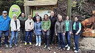 Beeindruckt von der neuen Station „Waldzauber-Bilder“ und der Holzfigur „Mufflon“: Die Macher, Unterstützer und Initiatorinnen des Naturerlebnisweges Melkendorf.