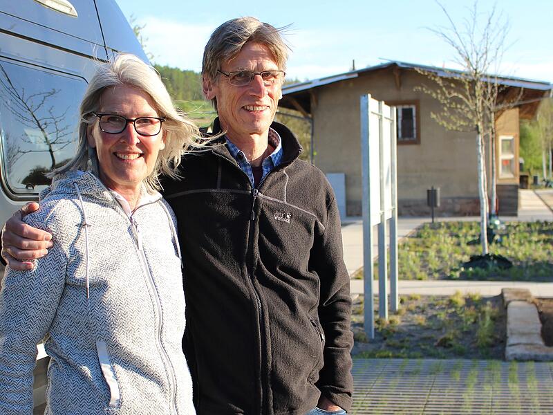 Susan B&ouml;ttchen und Martin Ohl aus Bad Nauheim sind mit ihrem Wohnmobil die ersten G&auml;ste auf dem neuen Stellplatz am Gleispark Rupboden.