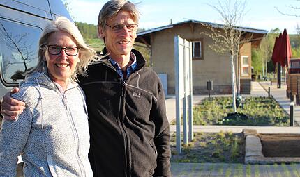 Susan B&ouml;ttchen und Martin Ohl aus Bad Nauheim sind mit ihrem Wohnmobil die ersten G&auml;ste auf dem neuen Stellplatz am Gleispark Rupboden.