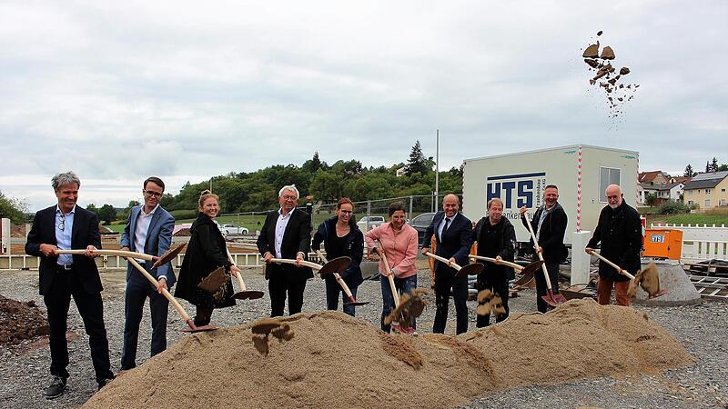 &Uuml;ber den Neubau freuen sich (v.&nbsp;l.) Frank Dennert, Jonathan und Jil Dennert, Landrat Hans Kalb, Einrichtungsleiterin Tanja Ott, Abteilungsleiterin Christine A&szlig;hoff, B&uuml;rgermeister Johannes Krapp, Bauleiter Matthias Hanstein, Dirk Denter (Firma Denn...