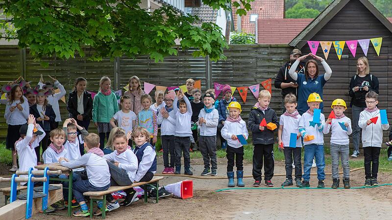Bei einer Aufführung stellten die Kinder mit Feuereifer die Geschichte ihrer Einrichtung nach – mit Schauspiel, Gesang und Tanz. Hier erledigen die Handwerker gerade den „Erweiterungsbau“, bei dem die Einrichtung 1987/88 um ein Dachgeschoss aufge...