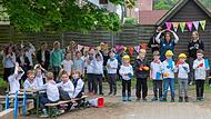 Bei einer Aufführung stellten die Kinder mit Feuereifer die Geschichte ihrer Einrichtung nach – mit Schauspiel, Gesang und Tanz. Hier erledigen die Handwerker gerade den „Erweiterungsbau“, bei dem die Einrichtung 1987/88 um ein Dachgeschoss aufge...