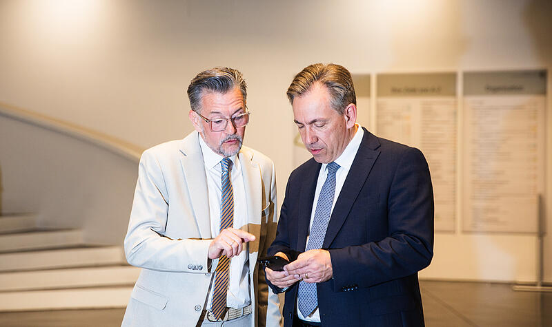 Landratskandidaten Erlangen Höchstadt Das Rennen ums Landratsamt geht in die nächste Runde: Am 22. März wird es zwischen dem amtierenden Landrat Alexander Tritthart (CSU) und dem derzeitigen Bürgermeister Adelsdorf Karsten Fischkal (Freie Wähler) eine Stichwahl geben.