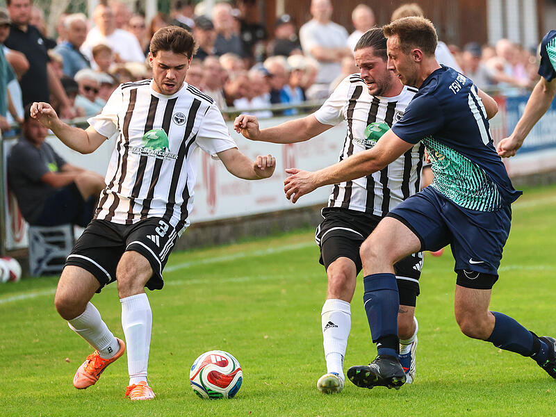 Die Neufanger Luca Ivascenko und Lukas Wich sichern den Ball gegen den Steinberger Felix Beitzinger.