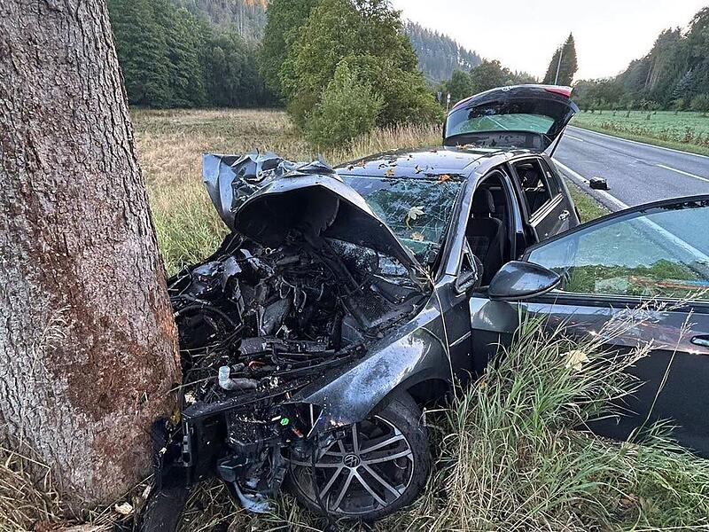 Kreis Kronach: Toter nach heftigem Unfall - Feuerwehr muss Fahrer bergen Schwerer Unfall Steinwiesen