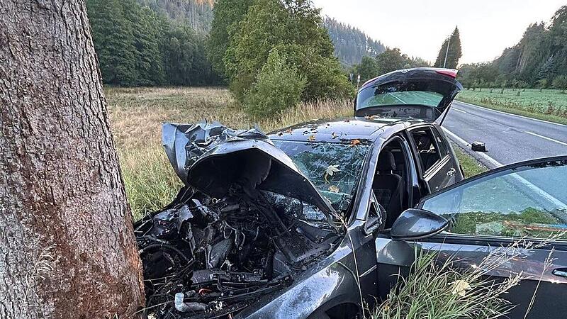 Kreis Kronach: Toter nach heftigem Unfall - Feuerwehr muss Fahrer bergen Schwerer Unfall Steinwiesen