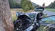 Kreis Kronach: Toter nach heftigem Unfall - Feuerwehr muss Fahrer bergen Schwerer Unfall Steinwiesen