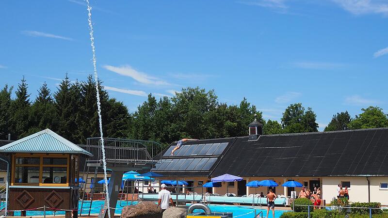Auf dem Freibad-Dach soll eine Photovoltaik-Anlage kommen. Die Gemeinde bewirbt sich f&uuml;r ein F&ouml;rderprogramm.