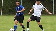 Schlaifhausens Luca Heidner (re.) traf sehr früh, musste dann aber verletzt raus. Niederndorf – Samuel Sabatino am Ball – siegte mit 3:1 und spielt demnächst in der zweiten Runde der Relegation.Forchheim & Fränkische Schweiz Schlaifhausens Luca Heidner (re.) traf sehr früh, musste dann aber verletzt raus. Niederndorf – Samuel Sabatino am Ball – siegte mit 3:1 und spielt demnächst in der zweiten Runde der Relegation.Forchheim & Fränkische Schweiz
