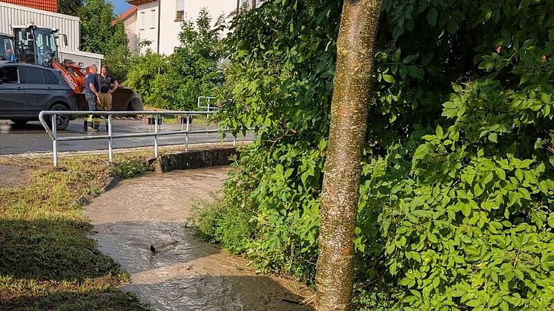 Memmelsdorf kämpft gegen Unwetterfolgen: Nachbarn helfen zusammen Zahlreiche Gräben liefen in der Gemeinde Memmelsdorf über.
